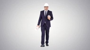 İşyeri kurma kavramı, mimarlar, ofis veya şantiyede plan tutan mühendis ve degrade arka planda yürüme.