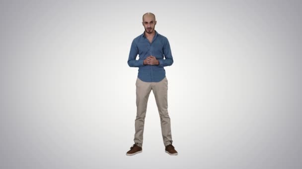 Casual arabe homme parlant à la caméra expliquant quelque chose sur fond de gradient. — Video