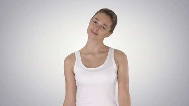 Жінка розтягує шию під час ходьби на градієнтному фоні . — стокове відео