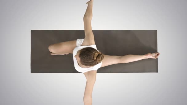 Crescent Lunge sul ginocchio Yoga pratica donna in abiti bianchi su sfondo sfumato . — Video Stock