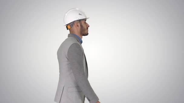 Arquiteto em capacete branco andando sobre fundo gradiente. — Vídeo de Stock