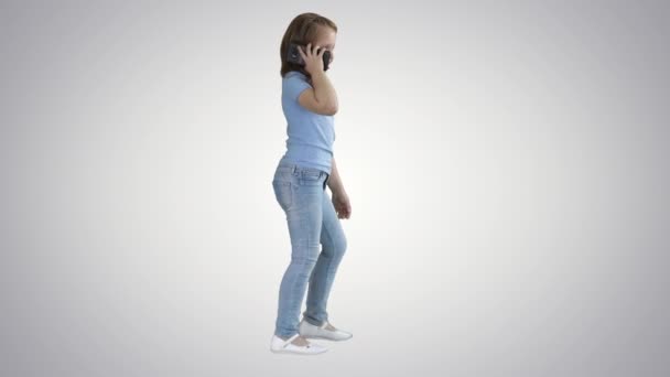 Meisje het maken van een oproep aan haar moeder op gradiënt achtergrond. — Stockvideo