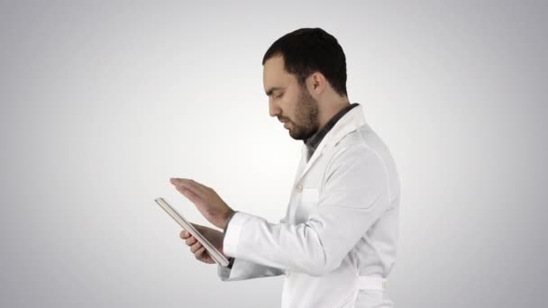 Zdravotní péče, lékařství a technologie Doktor mluvit s pacientem pomocí tablet na gradient pozadí. — Stock video