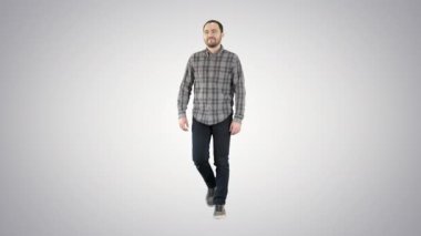 Gülümseyen genç adam değişken arka planda yürüyor..