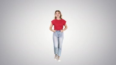 Degrade arka planda El Iyle Mutlu Gülümseyen Kadın.