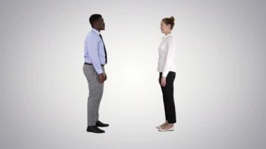 Genç kadın ve genç adam resmi kıyafetler degrade arka plan üzerinde yüksek Çak bakalım.