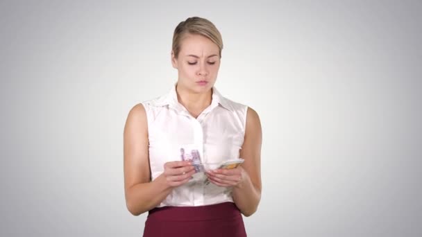 Atraktivní mladá žena počítá peníze co je utratit, alfa kanál — Stock video