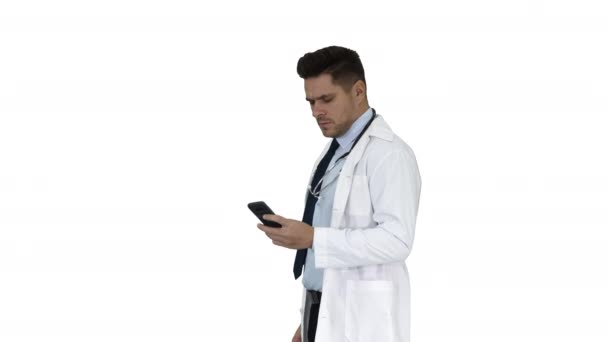 Doktor dělat vážné telefonní hovor na bílém pozadí. — Stock video
