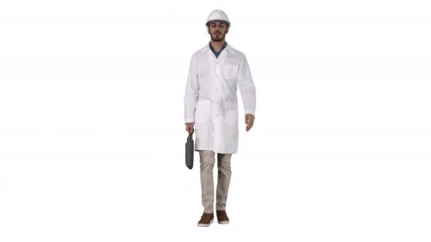 Ingeniero profesional con maleta y casco caminando sobre fondo blanco. — Vídeo de stock