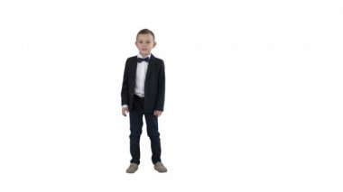 Takım elbiseli çocuk sizi selamlıyor Beyaz arka planda girip çıkıyor.