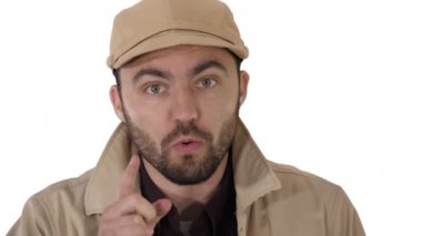 Çekici genç adam size focus konuşuyor, beyaz arka plan üzerinde düşünmek.