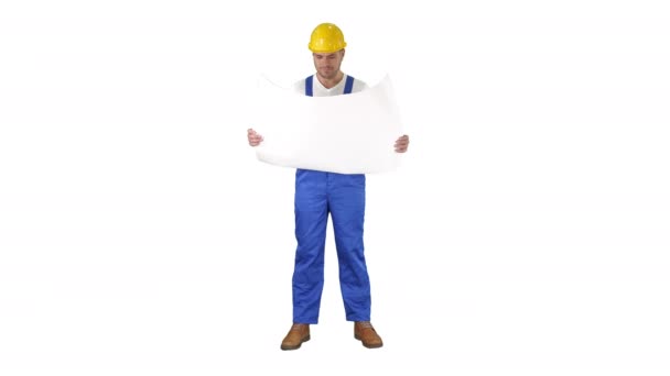 Κατασκευαστικός εργαζόμενος ελέγχει τα σχέδια στο χώρο σε λευκό φόντο. — Αρχείο Βίντεο