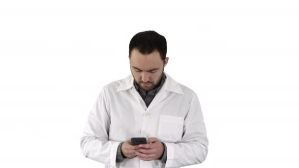 Arzt telefoniert auf weißem Hintergrund. — Stockvideo
