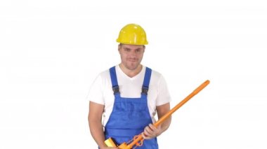 Neşeli adam beyaz arka planda gitar çalar gibi pervazda çalıyor..