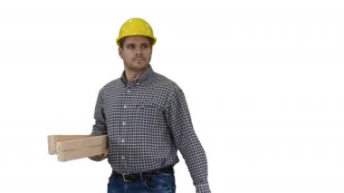 Biz beyaz arka planda jest yaptı gösteren bir kask genç mutlu mühendis işçisi.