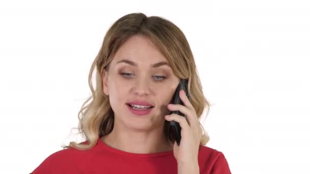 Gelukkig mooi meisje bellen via de telefoon op witte achtergrond. — Stockvideo