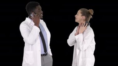 Kadın ve erkek doktor cep telefonu kullanıyor. Mutlu haberler veriyor. Alfa Kanalı.