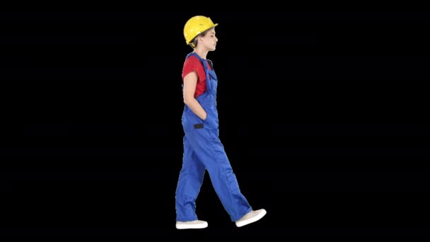 Жінка-будівельник ходьба з рук в кишені, Альфа-канал — стокове відео