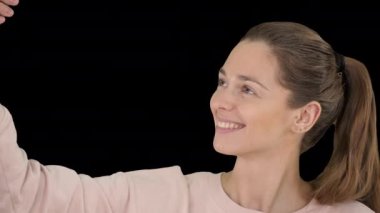 Gülümseyen sarı saçlı kadın özçekim yapıyor, Alpha Channel.