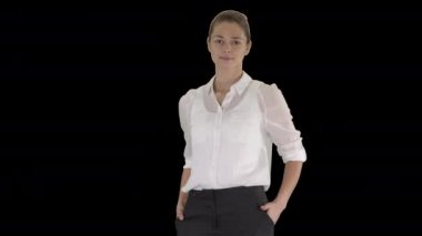 Resmi tişörtlü güzel bir kadın kollarını kavuşturuyor, Alpha Channel.