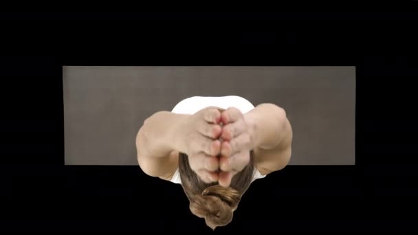 Atractiva chica de pie en la pose de equilibrio de yoga Garudasana Joven mujer en la pose de yoga Águila, Alpha Channel — Vídeos de Stock