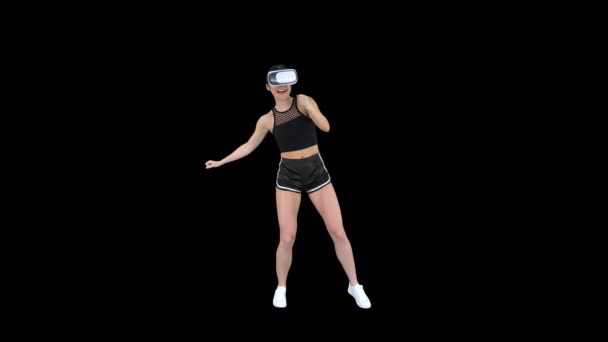 Šťastná usměvavá mladá dívka s brýlemi na sluchátka VR hrát tančící hru poprvé, alfa kanál — Stock video