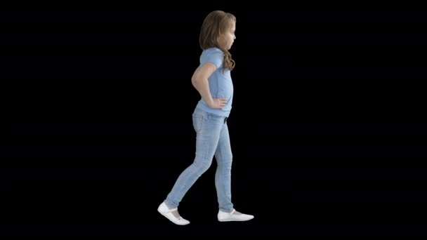 Gündelik kıyafetlerle yürüyen küçük kız, Alpha Channel — Stok video