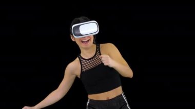 Mutlu gülümseyen genç kız Vr kulaklık gözlük kullanarak dans oyunu Ilk kez oynarken, Alpha Channel
