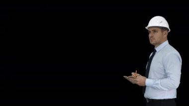 Kasklı adam ve resmi kıyafetler etrafa bakarak ve notlar yapmak, Alpha Channel