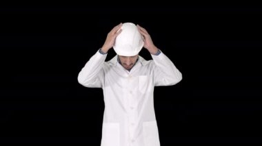 Beyaz cüppe arap mühendis Güvenlik kavramı, Alpha Channel üzerinde sert şapka koyarak