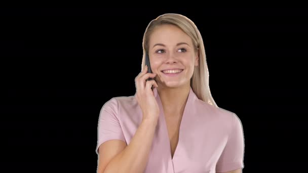 Retrato de una joven hermosa sonriente de cerca con teléfono móvil, Alpha Channel — Vídeos de Stock