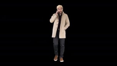 Trençkotlu adam yürüyor ve telefonda konuşuyor, Alpha Channel