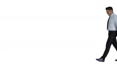 Beni takip edin Genç işadamı çerçeve içinde yürür ve beyaz arka plan onu takip etmeye davet ediyor.