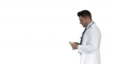 Doktor vitaminleri sunuyor ve beyaz arka planda kameraya onlardan bahsediyor..