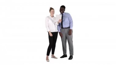 Kafkasyalı genç iş kadını ve Afrikalı meslektaşı beyaz arka planda tabletle video görüşmesi yapıyorlar..
