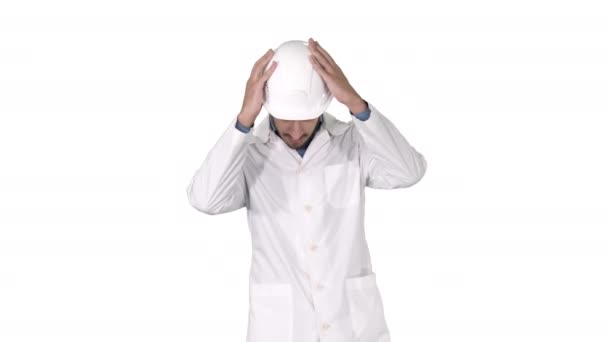 Güvenlik gözlüğü mühendisi ve sağlam şapka takan beyaz arka planda güvenlik kavramı.. — Stok video