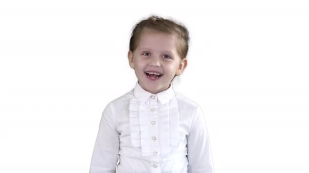 Felice ridere bambina ragazza su sfondo bianco . — Video Stock