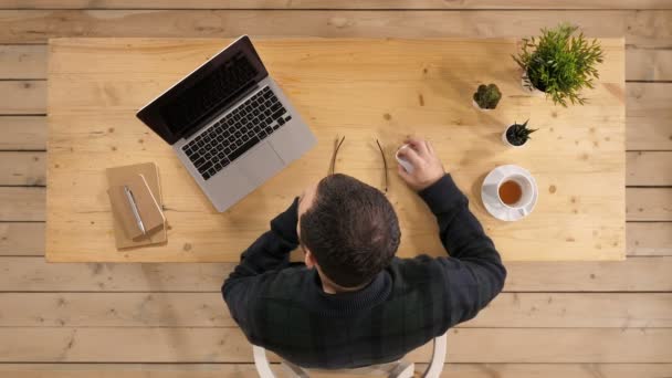 Jovem pensando ativamente na frente do laptop . — Vídeo de Stock