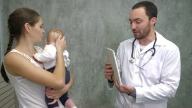 Sevimli bebek çocuk ve hastanede doktor ile danışmanlık ve gülerek annesi.