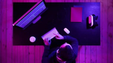 Oyun, hacker, hakkında en iyi yazılım, oyun, program bilgisayarın ekranında konuşan programcı.