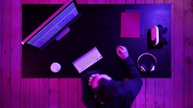 Programlama ve kodlama teknolojilerin geliştirilmesi. Sıkılmış programcı çalışma.