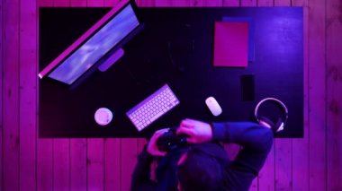 VR kulaklık takan ve Sanal Gerçekliği Yaşayan Genç Adam