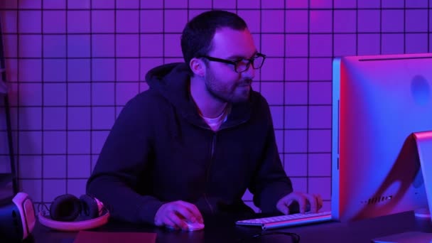 Spieler spielen ein Spiel auf einem Computer. — Stockvideo