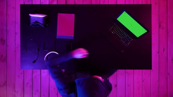 Cybercrime, hacking en technologie concept-mannelijke hacker in donkere kamer schrijven code of met behulp van computer virus programma voor cyberaanval. Beeldscherm met groen scherm. — Stockvideo