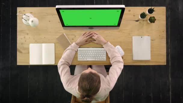 Mladá žena, která hledí na monitor počítače. Obrazovka se zelenou obrazovkou. — Stock video