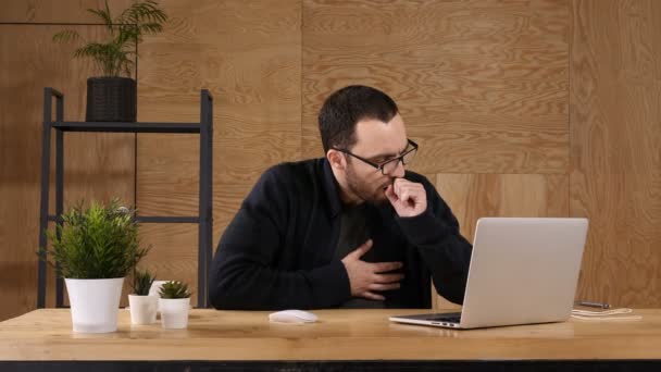 Junger Mann erleidet Herzinfarkt im Büro. — Stockvideo