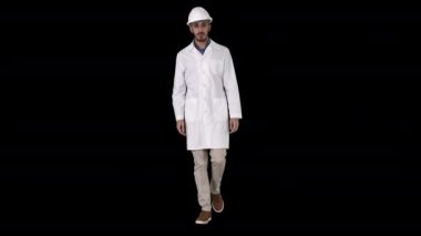 Kask ve beyaz cüppe ile Arap mühendis ileri ye doğru yürüyor, Alpha Channel