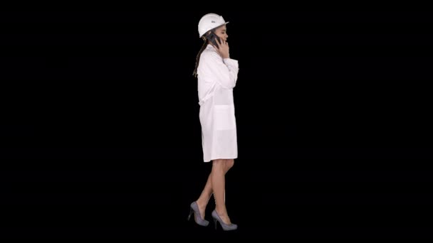 Kadın bilim mühendisi yürürken bir arama yapıyor, Alfa Kanalı. — Stok video