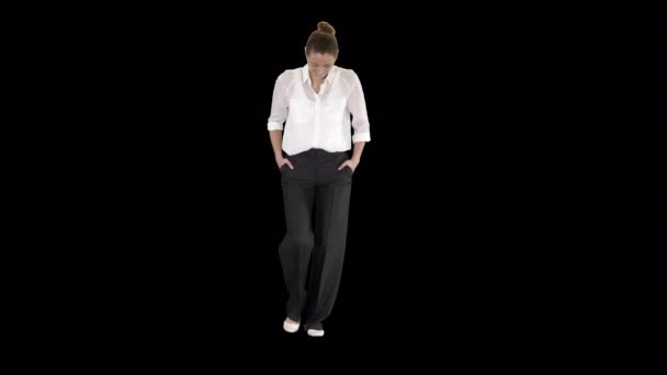 Caminante mujer de negocios con las manos en los bolsillos y riendo, Alpha Channel — Vídeos de Stock