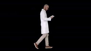 Doktor tabletini kontrol ediyor, Alfa Kanalı.